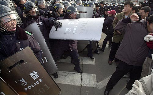 테두리에 안전띠도 없이 날이 선 방패를 들어 시위자의 상반신을 공격하고 있다. 